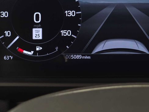 Used 2025 Land Rover Discovery S image 27