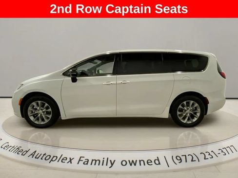 Used 2026 Chrysler Pacifica Limited FWD image 2