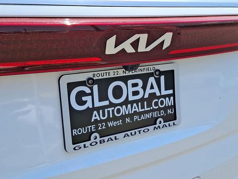 Used 2024 Kia Carnival EX FWD image 30