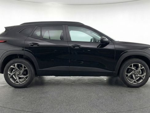 Used 2025 Chevrolet Trax LT FWD image 11