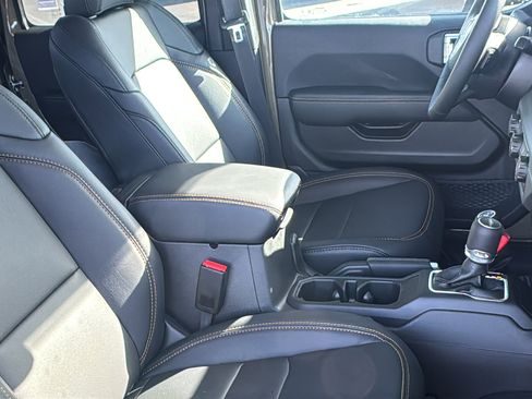 New 2025 Jeep Gladiator Sport image 17