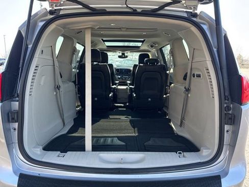 Used 2018 Chrysler Pacifica Limited FWD image 25