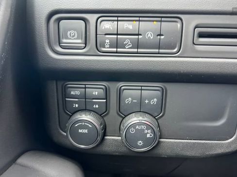 Certified 2023 Chevrolet Suburban Premier image 32