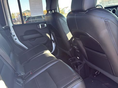 Used 2021 Jeep Gladiator Overland image 11