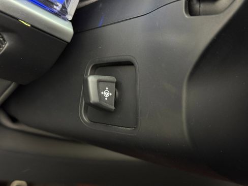 Used 2025 BMW 740i w/ Premium Package image 21