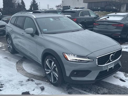Used 2025 Volvo V60 B5 Cross Country Plus image 1