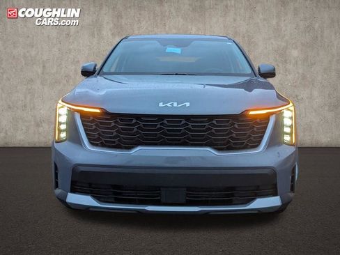 Used 2025 Kia Sorento LX image 2