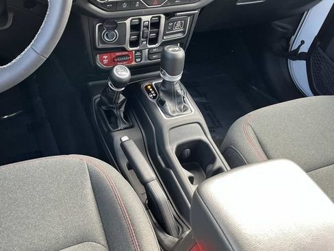 Used 2025 Jeep Wrangler Unlimited Rubicon AWD/4WD image 18
