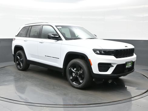 New 2025 Jeep Grand Cherokee Altitude AWD/4WD image 8
