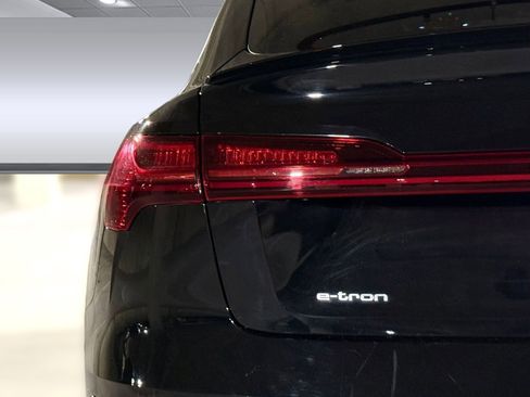 Used 2022 Audi e-tron Premium image 12