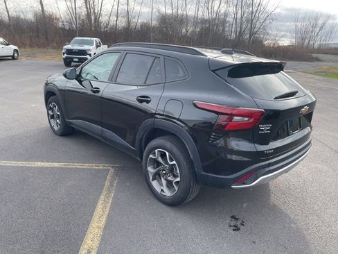 Used 2024 Chevrolet Trax LT w/ LT Convenience Package image 8