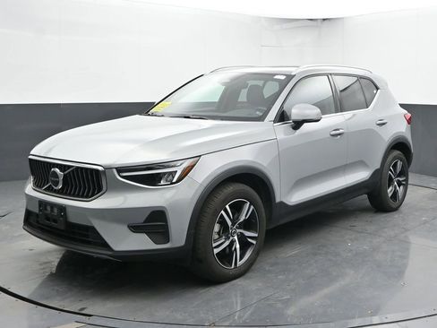 Used 2025 Volvo XC40 B5 Core image 5