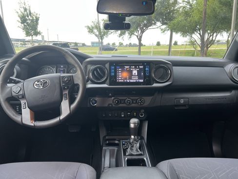 Used 2018 Toyota Tacoma TRD Sport w/ Technology Package RWD image 25