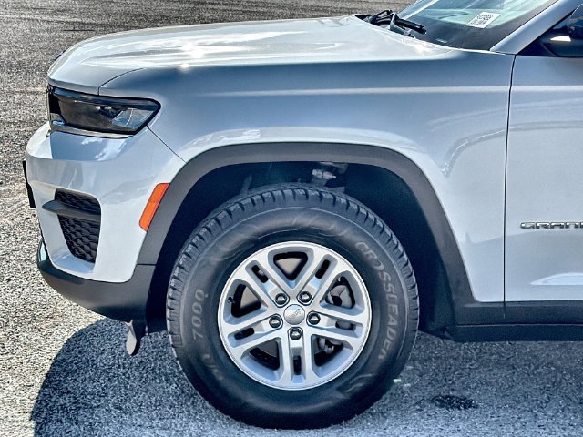 Used 2024 Jeep Grand Cherokee Laredo RWD image 10