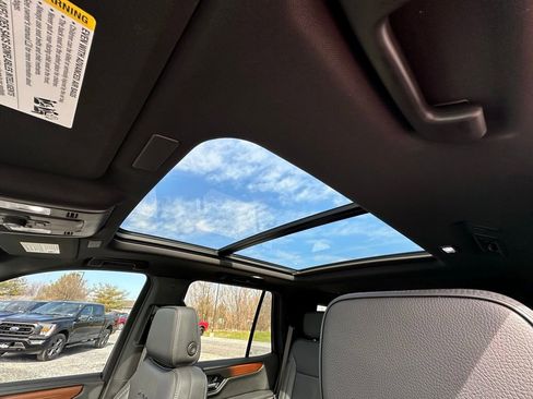 Used 2025 GMC Yukon Denali w/ Sun & Power Step Package image 3