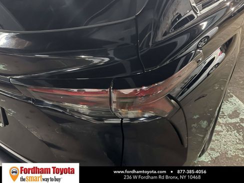 Used 2025 Toyota Sienna LE AWD/4WD image 11