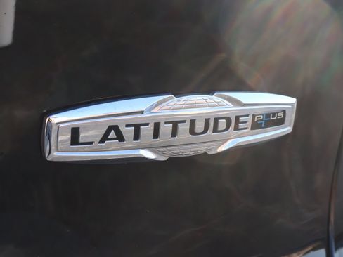 Used 2020 Jeep Cherokee Latitude Plus w/ Comfort/Convenience Group image 6