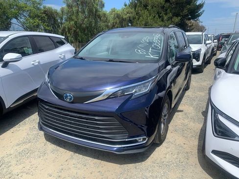 Used 2021 Toyota Sienna XLE w/ XLE Plus Package FWD image 1