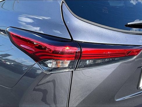 Used 2021 Toyota Highlander XLE AWD/4WD image 31