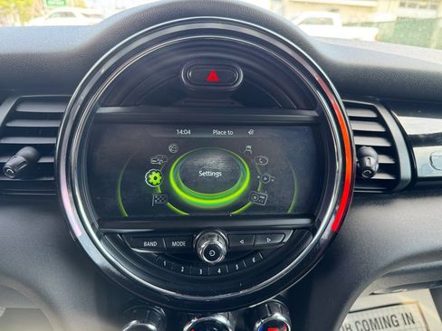 Used 2017 MINI Cooper 4-Door Hardtop image 21