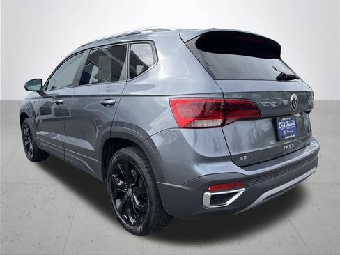 Used 2023 Volkswagen Taos SE w/ Panoramic Sunroof Package image 7