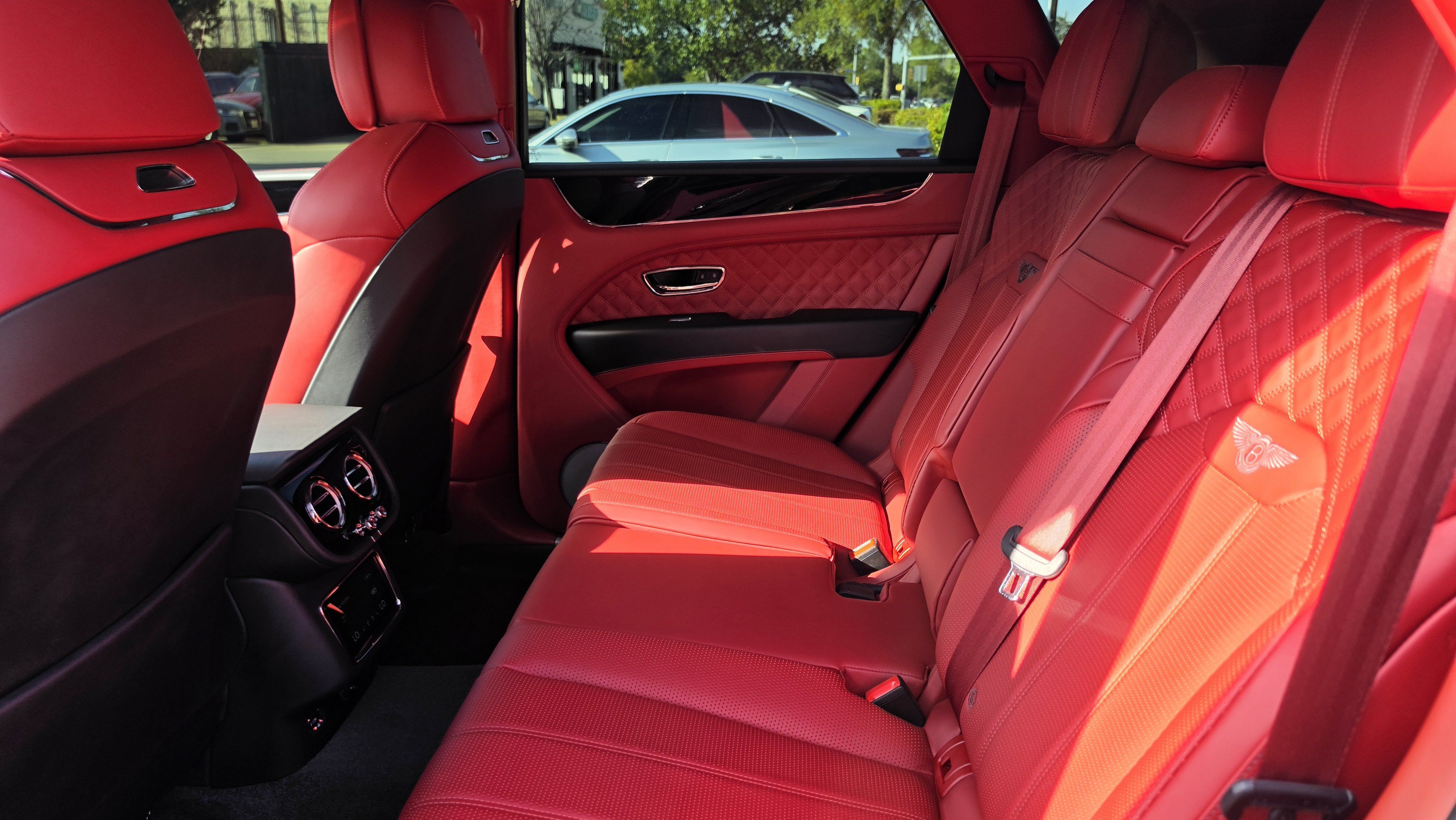 Used 2022 Bentley Bentayga AWD/4WD image 24