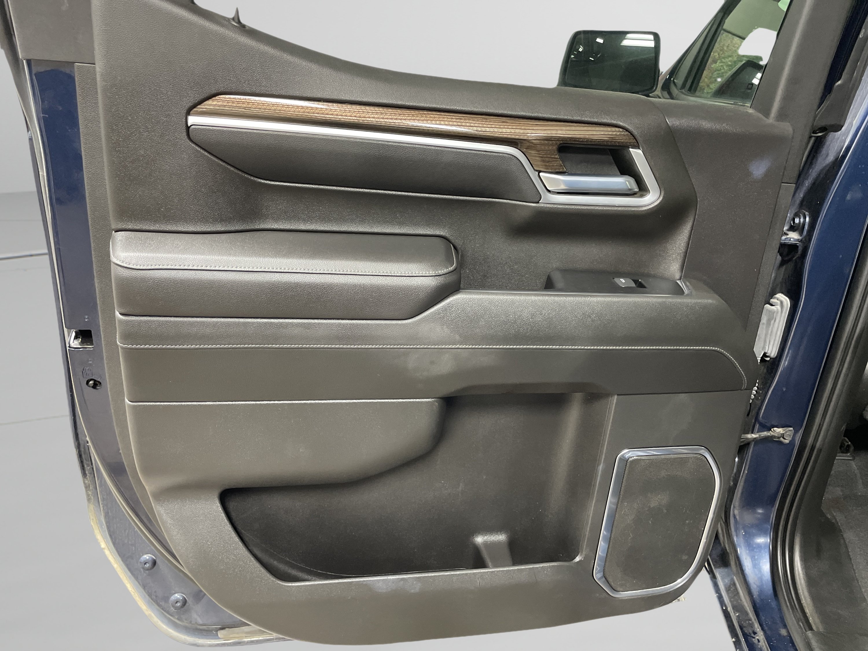 Used 2022 Chevrolet Silverado 1500 LT AWD/4WD image 10