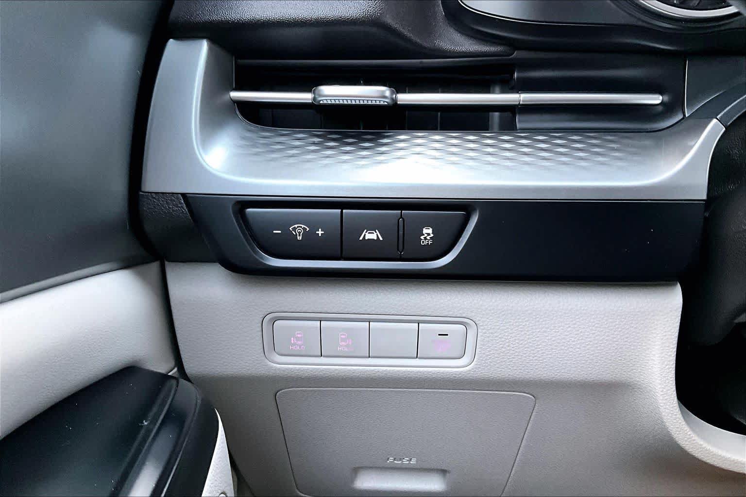 Used 2024 Kia Carnival LX FWD image 33