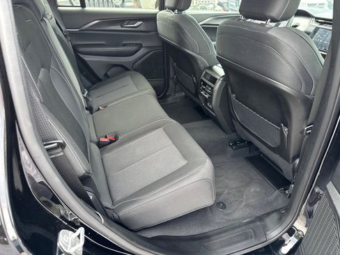 Used 2024 Jeep Grand Cherokee Laredo AWD/4WD image 18