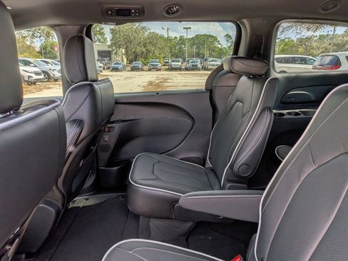 New 2026 Chrysler Pacifica Limited FWD image 15