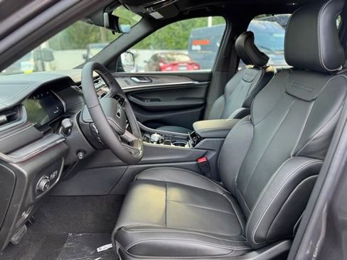 New 2025 Jeep Grand Cherokee Overland w/ Luxury Tech Group IV image 18