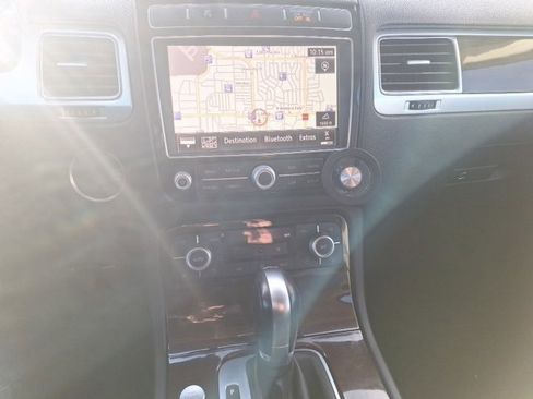 Used 2016 Volkswagen Touareg Sport image 20