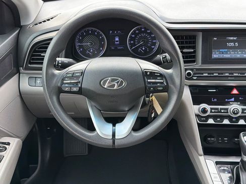 Used 2020 Hyundai Elantra SE FWD image 11