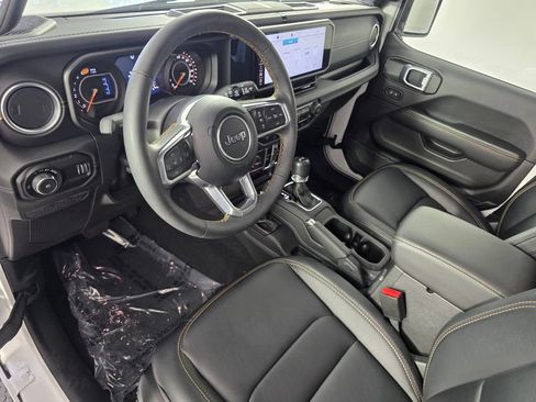 Used 2024 Jeep Wrangler Unlimited Sahara w/ Technology Group AWD/4WD image 10