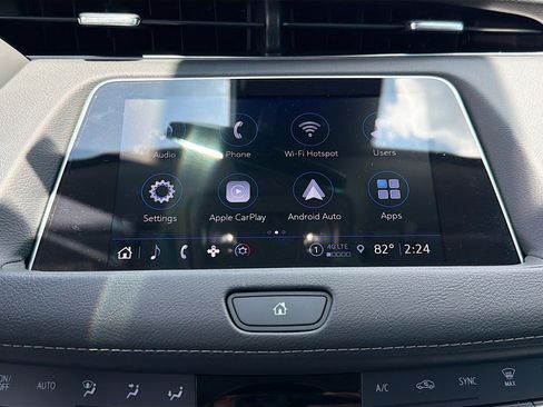Used 2023 Cadillac XT4 Luxury w/ Cold Weather Package FWD image 28
