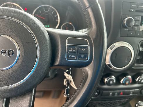 Used 2018 Jeep Wrangler Unlimited Sahara w/ Connectivity Group AWD/4WD image 20