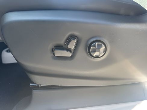 Used 2023 Chrysler Voyager LX image 10