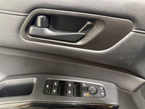 Used 2024 Nissan Pathfinder SV FWD image 12