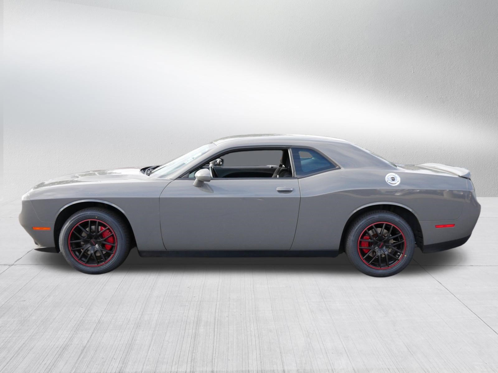 Used 2018 Dodge Challenger SXT RWD image 4