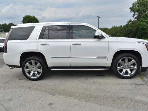 Used 2017 Cadillac Escalade Luxury RWD image 5