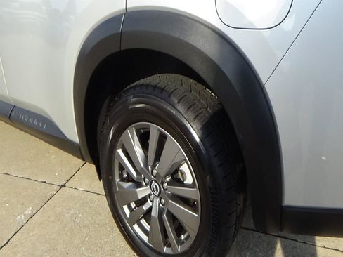 Used 2025 Nissan Pathfinder SV FWD image 9