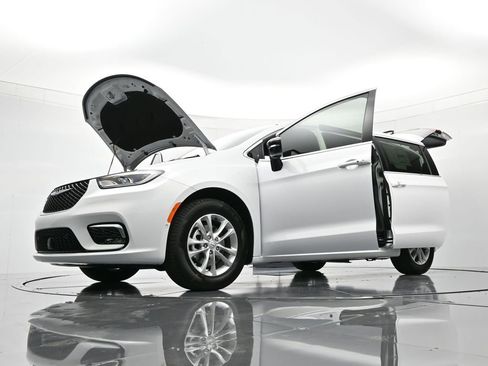 New 2026 Chrysler Pacifica Select FWD image 46