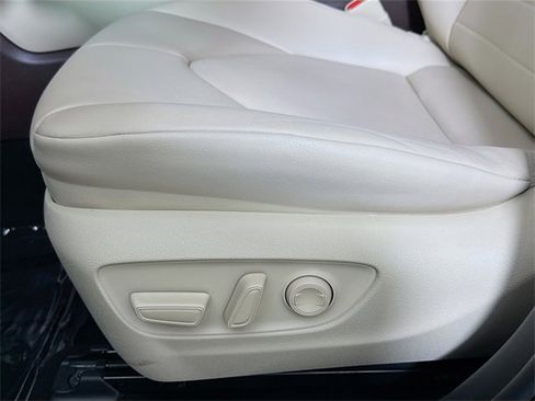 Used 2021 Toyota Highlander XLE image 16