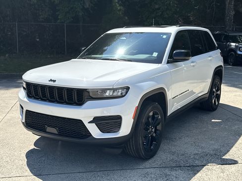 Used 2023 Jeep Grand Cherokee Altitude AWD/4WD image 3