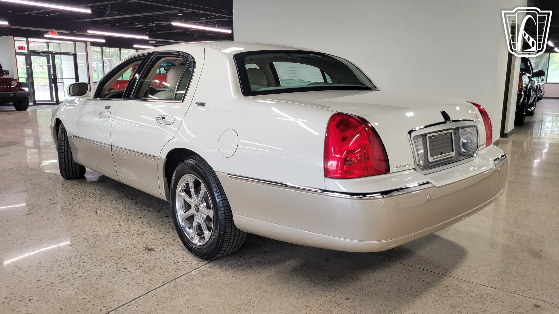 Used 2005 Lincoln Town Car Signature Limited RWD image 27