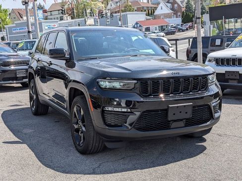 Used 2023 Jeep Grand Cherokee Limited w/ Black Appearance Package AWD/4WD image 4