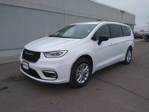New 2026 Chrysler Pacifica Select image 2