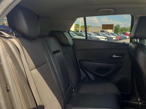 Used 2019 Chevrolet Trax LT w/ LT Convenience Package FWD image 16