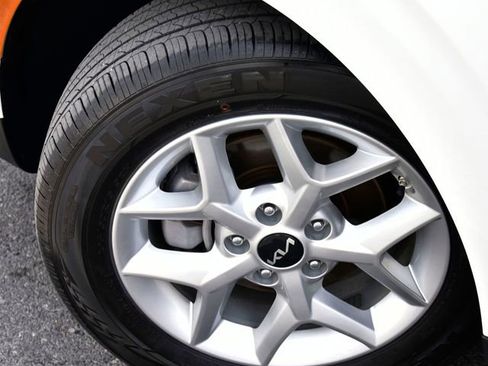 Certified 2025 Kia Soul LX w/ LX Technology Package FWD image 30