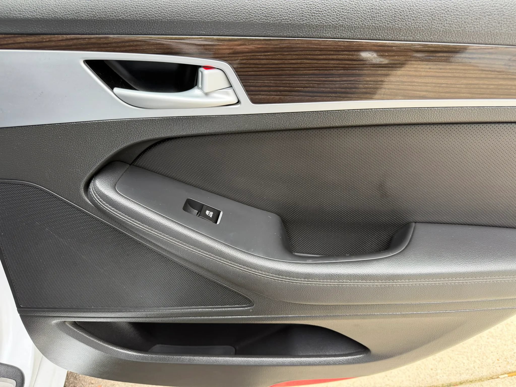Used 2017 Genesis G80 3.8 RWD image 12